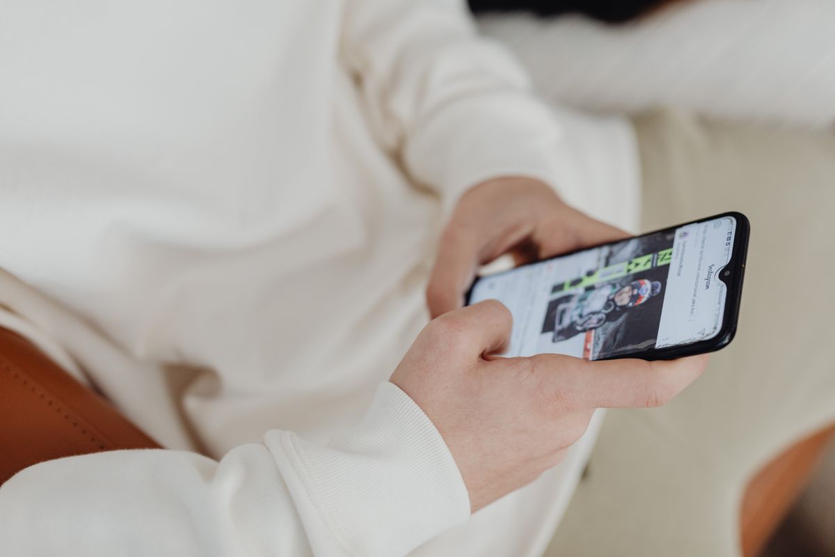 A person setting up a betting account on a smartphone, illustrating a beginner walkthrough